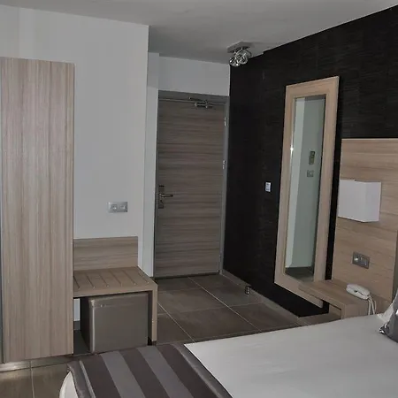 L'escale Cote Port Hotel LʼÎle-Rousse