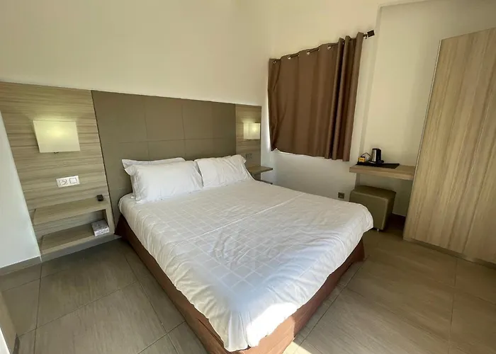 L'escale Coté Port Hotel LʼÎle-Rousse