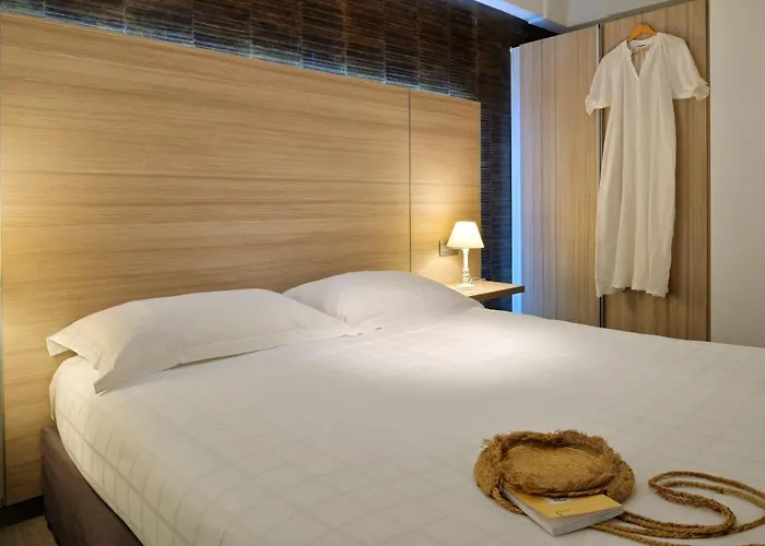 L'escale Coté Port Hotel LʼÎle-Rousse