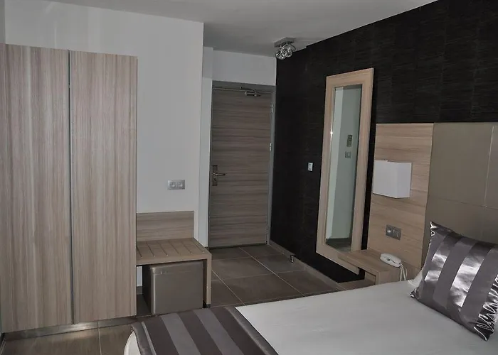 L'escale Coté Port Hotel LʼÎle-Rousse